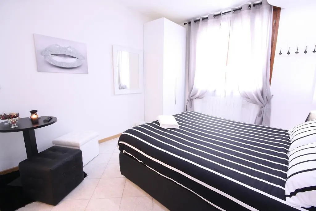Bed & Breakfast B&B Black&White And Apartments Cantu Italy