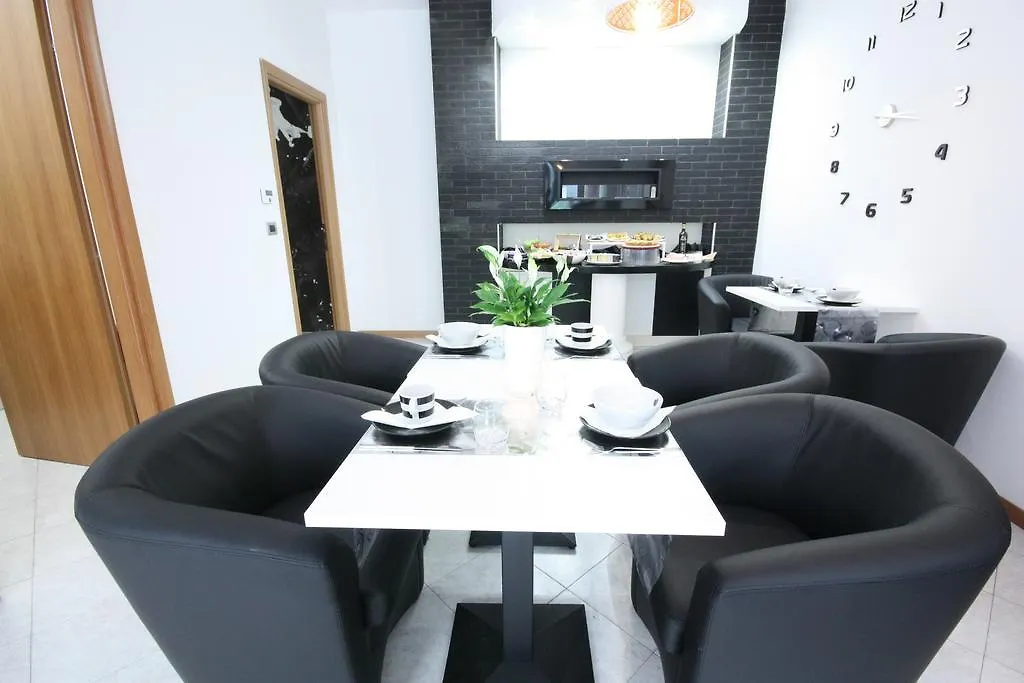 B&B Black&White And Apartments Cantu Italy